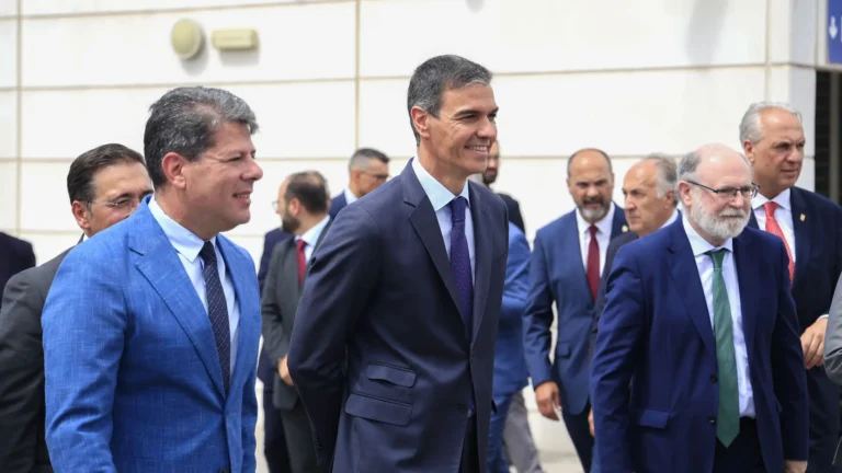 Pedro Sánchez encabeza la demolición de la Verja de Gibraltar y declara ‘una nueva era’ para la región Pedro Sánchez encabeza la demolición de la Verja de Gibraltar y declara 'una nueva era' para la región