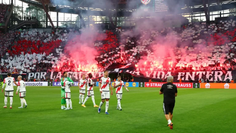 Afición del Rayo Vallecano estalla contra la directiva y exige información sobre abonos tras suspensión del estadio Afición del Rayo Vallecano estalla contra la directiva y exige información sobre abonos tras suspensión del estadio