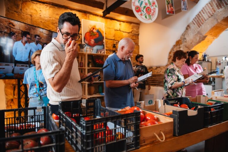 Albañil de Benissa gana el concurso del mejor tomate de la Comunidad Valenciana con una variedad rosa de Altea Albañil de Benissa gana el concurso del mejor tomate de la Comunidad Valenciana con una variedad rosa de Altea