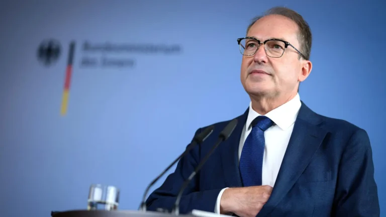Alemania investiga posible plan de servicios secretos rusos para cometer atentados tras hallar arsenal oculto en Berlín Alemania investiga posible plan de servicios secretos rusos para cometer atentados tras hallar arsenal oculto en Berlín