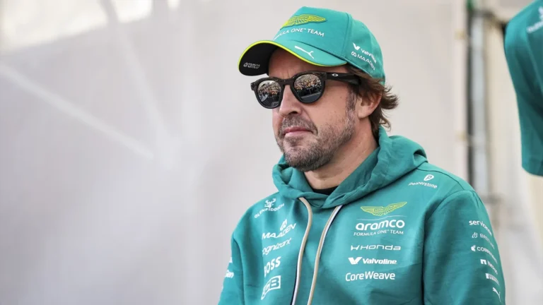 Fernando Alonso zanja rumores sobre su futuro y confirma su permanencia en Aston Martin