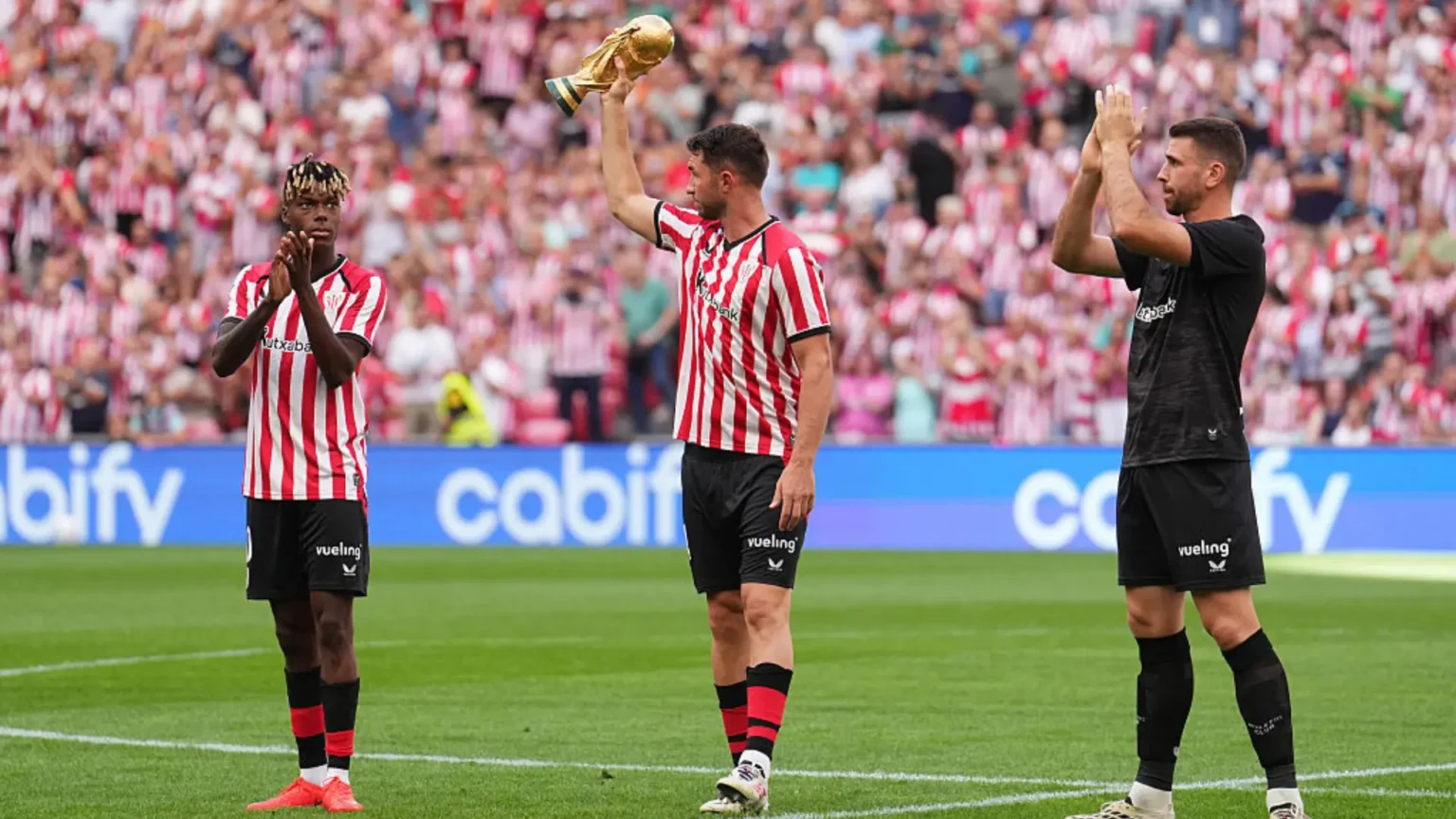 Athletic Club homenajea a sus campeones del mundo entre ovaciones y pitos en San Mamés Athletic Club homenajea a sus campeones del mundo entre ovaciones y pitos en San Mamés
