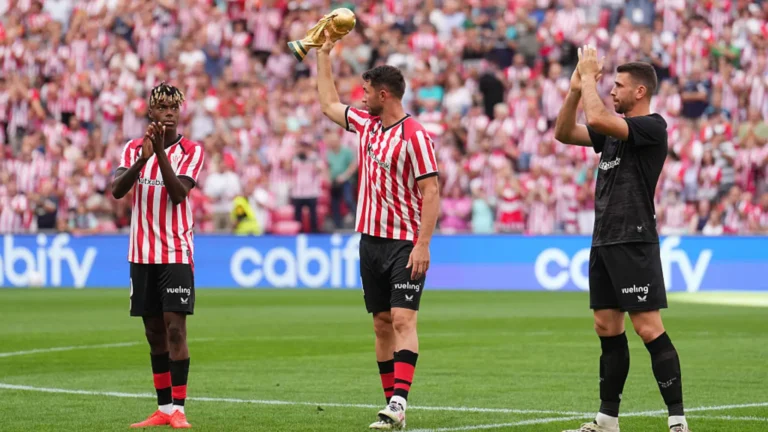 Athletic Club homenajea a sus campeones del mundo entre ovaciones y pitos en San Mamés Athletic Club homenajea a sus campeones del mundo entre ovaciones y pitos en San Mamés