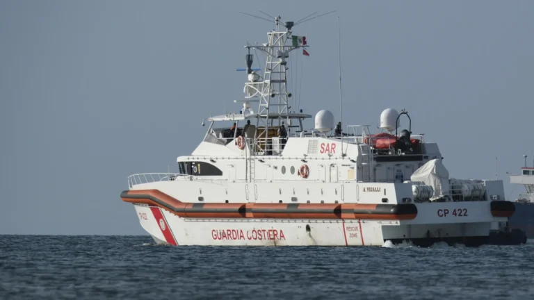 Autoridades de Italia y Grecia buscan a empresario español de 66 años que cayó de su embarcación en el Mediterráneo Autoridades de Italia y Grecia buscan a empresario español de 66 años que cayó de su embarcación en el Mediterráneo