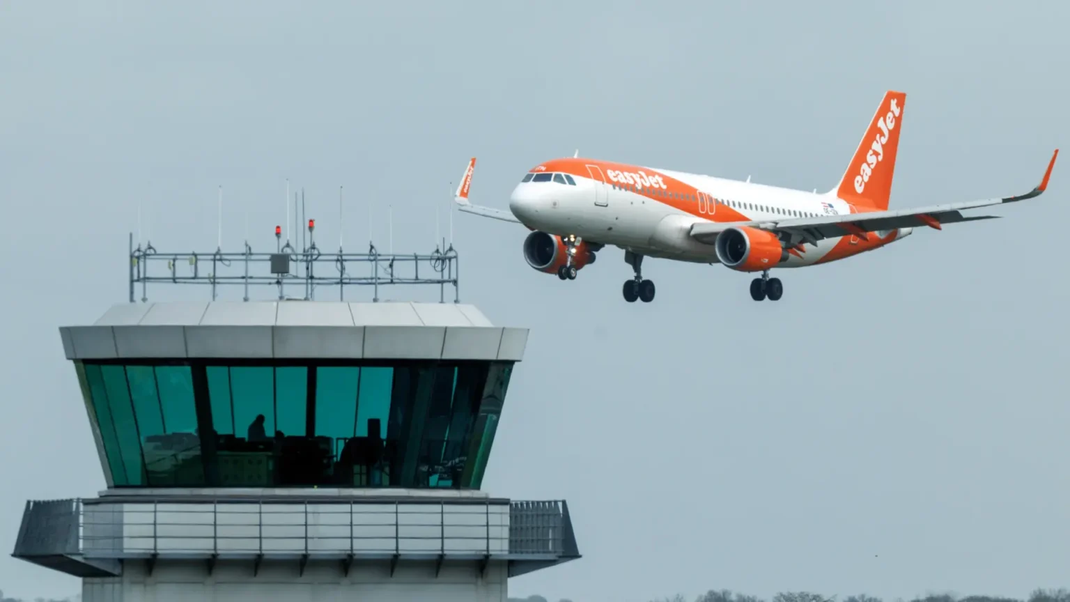 Encuentran el cuerpo de un joven en el tren de aterrizaje de un avión procedente de Tokio en Malasia Encuentran el cuerpo de un joven en el tren de aterrizaje de un avión procedente de Tokio en Malasia