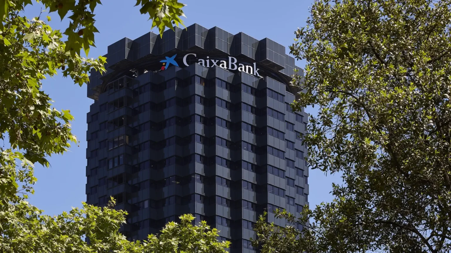 CaixaBank alcanza beneficio récord de 3,203 millones en el primer semestre de 2026 CaixaBank alcanza beneficio récord de 3,203 millones en el primer semestre de 2026