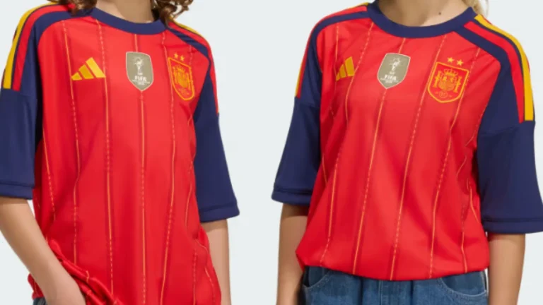 Adidas lanza la camiseta oficial de España con las dos estrellas del Mundial Adidas lanza la camiseta oficial de España con las dos estrellas del Mundial