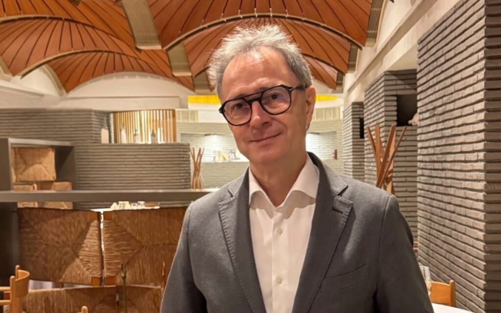 Casto Copete del Nou Manolín recibe el Premio Nacional de Gastronomía 2026 a la Mejor Dirección de Sala Casto Copete del Nou Manolín recibe el Premio Nacional de Gastronomía 2026 a la Mejor Dirección de Sala
