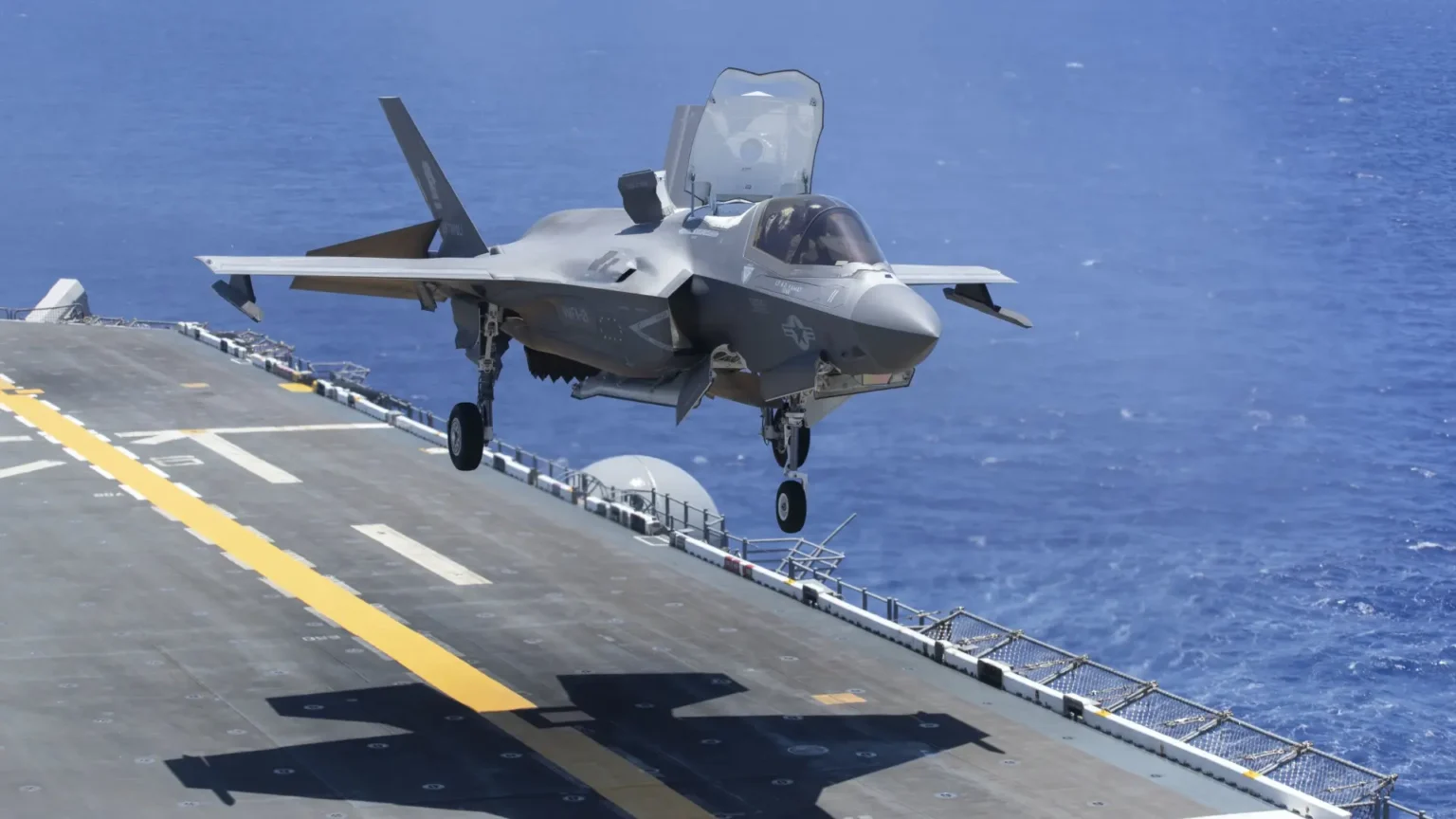 Caza F-35B de los Marines se estrella en base aérea de California; piloto logra eyectarse a tiempo