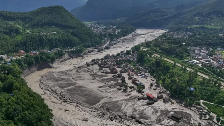 Colapso de glaciar en Nepal causa riada devastadora con cerca de 300 muertos y más de mil desaparecidos Colapso de glaciar en Nepal causa riada devastadora con cerca de 300 muertos y más de mil desaparecidos