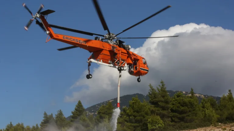 Dos helicópteros antiincendios colisionan en el aire durante operaciones de extinción cerca de Atenas: hay dos muertos