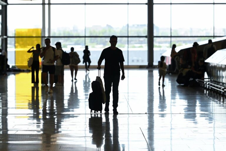 Más de 6,800 viajeros procedentes de Italia han sido identificados en controles fronterizos españoles Más de 6,800 viajeros procedentes de Italia han sido identificados en controles fronterizos españoles