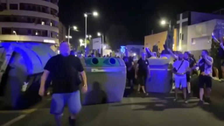 Crisis migratoria en Ceuta: Policía dispara al aire tras protestas y cuatro militares resultan heridos en emboscada Crisis migratoria en Ceuta: Policía dispara al aire tras protestas y cuatro militares resultan heridos en emboscada