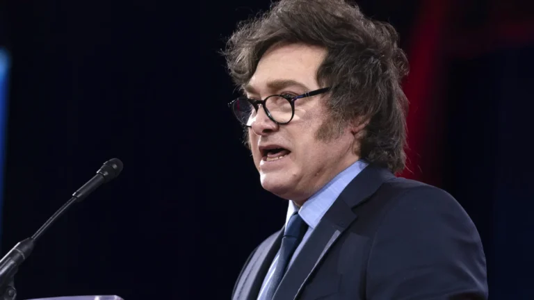 Argentina permitirá expulsar a extranjeros que agravien a ciudadanos bajo nuevo decreto de Milei Argentina permitirá expulsar a extranjeros que agravien a ciudadanos bajo nuevo decreto de Milei