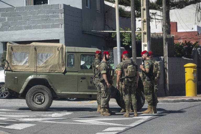 Detienen a 12 migrantes marroquíes tras apedrear e herir a cuatro militares en el barrio de Benzú en Ceuta Detienen a 12 migrantes marroquíes tras apedrear e herir a cuatro militares en el barrio de Benzú en Ceuta