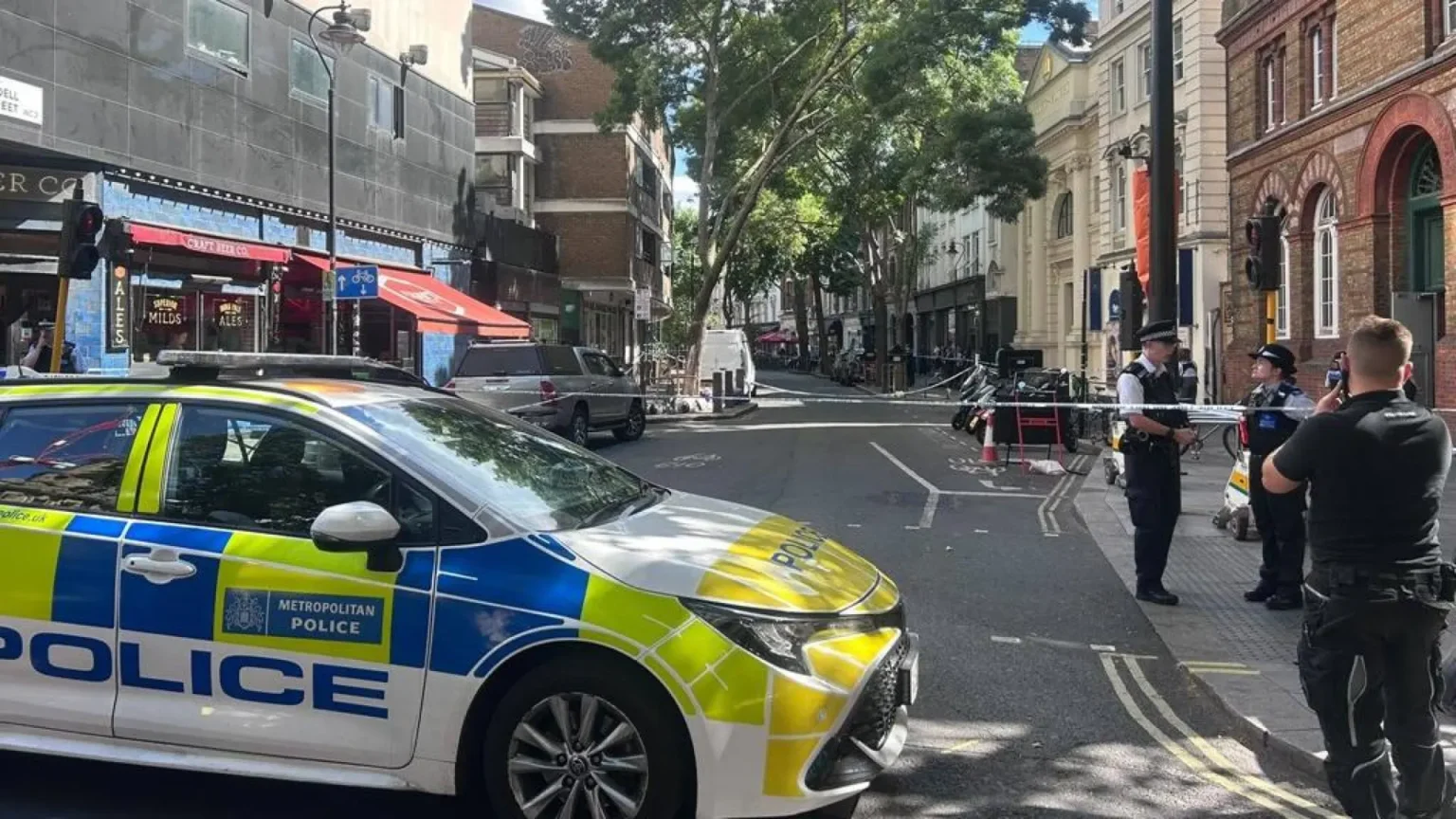 Detienen a mujer de 47 años tras apuñalar a cuatro hombres con tijeras en Covent Garden Detienen a mujer de 47 años tras apuñalar a cuatro hombres con tijeras en Covent Garden