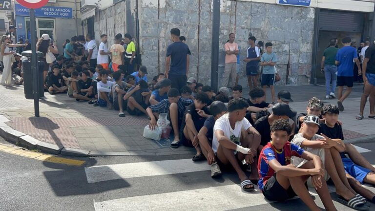 Ejército español colabora con Policía Nacional en operación de contención de menores migrantes en Ceuta
