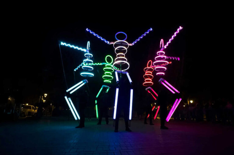 Elipsión transforma Santiago de la Ribera en un universo futurista con luz y tecnología