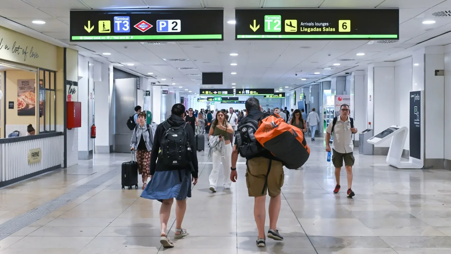España realiza controles fronterizos a más de 3,500 viajeros provenientes de Italia en 13 aeropuertos España realiza controles fronterizos a más de 3,500 viajeros provenientes de Italia en 13 aeropuertos
