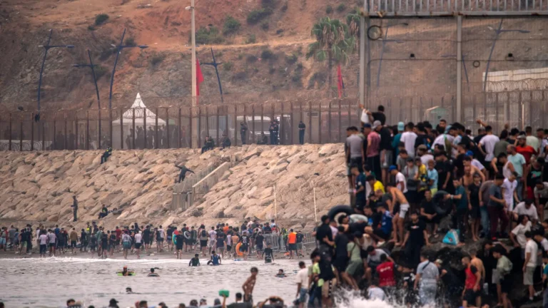 España suspende permisos a 3,000 militares en Ceuta ante posible nueva avalancha migratoria