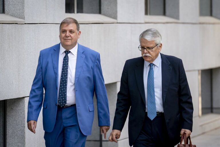 Exjefe de gabinete de Pedro Sánchez solicita al juez la devolución de su teléfono tras segundo clonado Exjefe de gabinete de Pedro Sánchez solicita al juez la devolución de su teléfono tras segundo clonado
