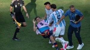 FIFA sanciona con diez partidos a Paredes y con uno a Gavi por refriegas tras final del Mundial FIFA sanciona con diez partidos a Paredes y con uno a Gavi por refriegas tras final del Mundial