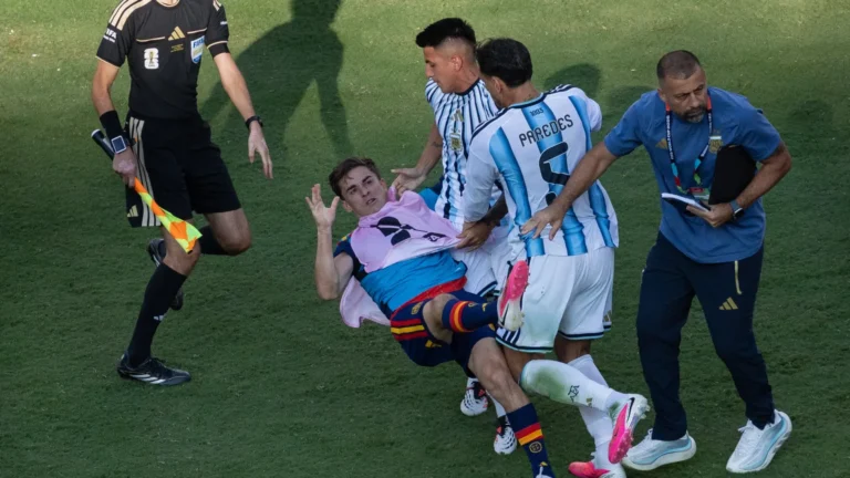 FIFA sanciona con diez partidos a Paredes y con uno a Gavi por refriegas tras final del Mundial FIFA sanciona con diez partidos a Paredes y con uno a Gavi por refriegas tras final del Mundial