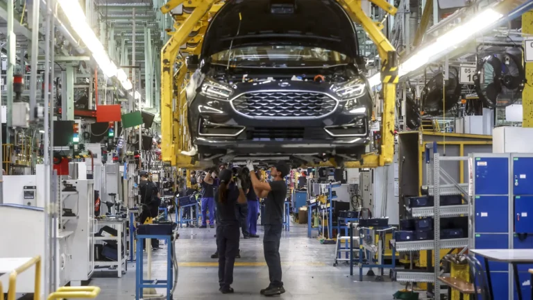 Ford vende parte de su planta de Almussafes al fabricante chino Geely mientras mil trabajadores esperan definición de su futuro Ford vende parte de su planta de Almussafes al fabricante chino Geely mientras mil trabajadores esperan definición de su futuro
