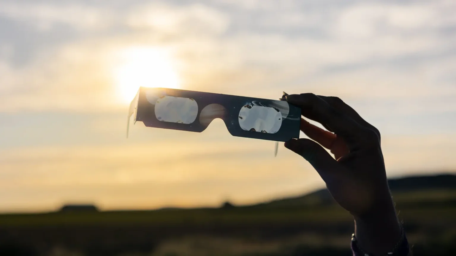 Millones de gafas homologadas se distribuyen en España para observar el eclipse solar total