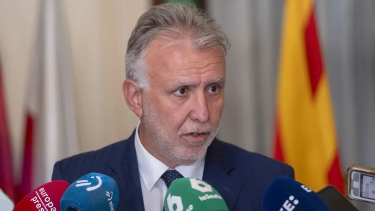 El Gobierno eleva a 1,400 los menores no acompañados en Ceuta y admite no poder dar una cifra definitiva El Gobierno eleva a 1,400 los menores no acompañados en Ceuta y admite no poder dar una cifra definitiva