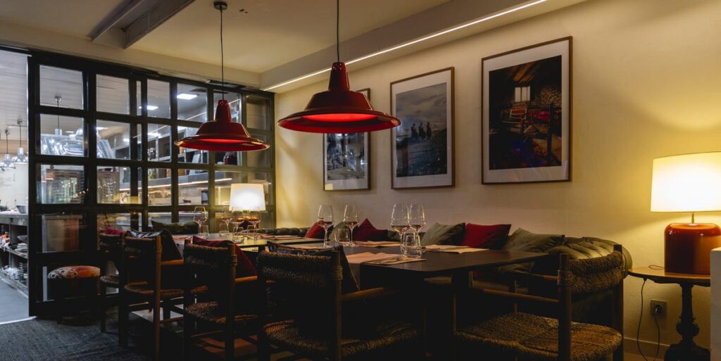 El chef argentino Lucas Bustos abre Gurisa, un restaurante sin gas que cocina exclusivamente con fuego en Madrid