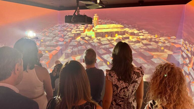 Huesca inaugura su renovada Oficina de Turismo con sala inmersiva y tecnología digital Huesca inaugura su renovada Oficina de Turismo con sala inmersiva y tecnología digital