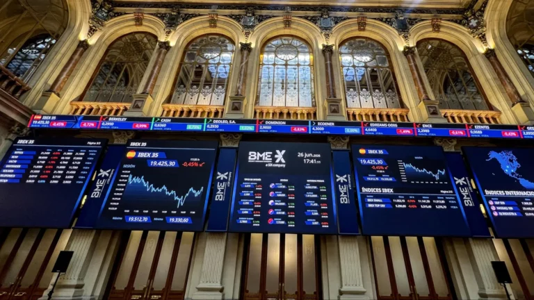 El Ibex 35 alcanza los 20,000 puntos por primera vez en su historia de más de tres décadas El Ibex 35 alcanza los 20,000 puntos por primera vez en su historia de más de tres décadas