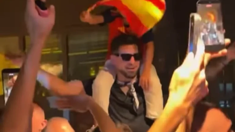 Ilia Topuria reaparece públicamente celebrando el título mundial de España frente a Argentina Ilia Topuria reaparece públicamente celebrando el título mundial de España frente a Argentina
