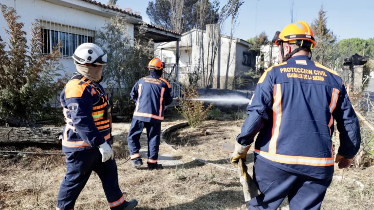 La UME reporta contención del incendio entre Ávila y Madrid aunque persisten focos activos