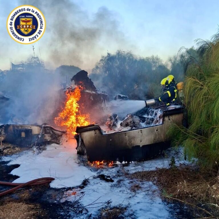 Incendio en depósito portuario de El Puerto, Cádiz, afecta 14 embarcaciones Incendio en depósito portuario de El Puerto, Cádiz, afecta 14 embarcaciones