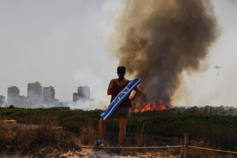 Emergencias activa el protocolo de incendios forestales por fuego en el parque natural de El Saler Emergencias activa el protocolo de incendios forestales por fuego en el parque natural de El Saler