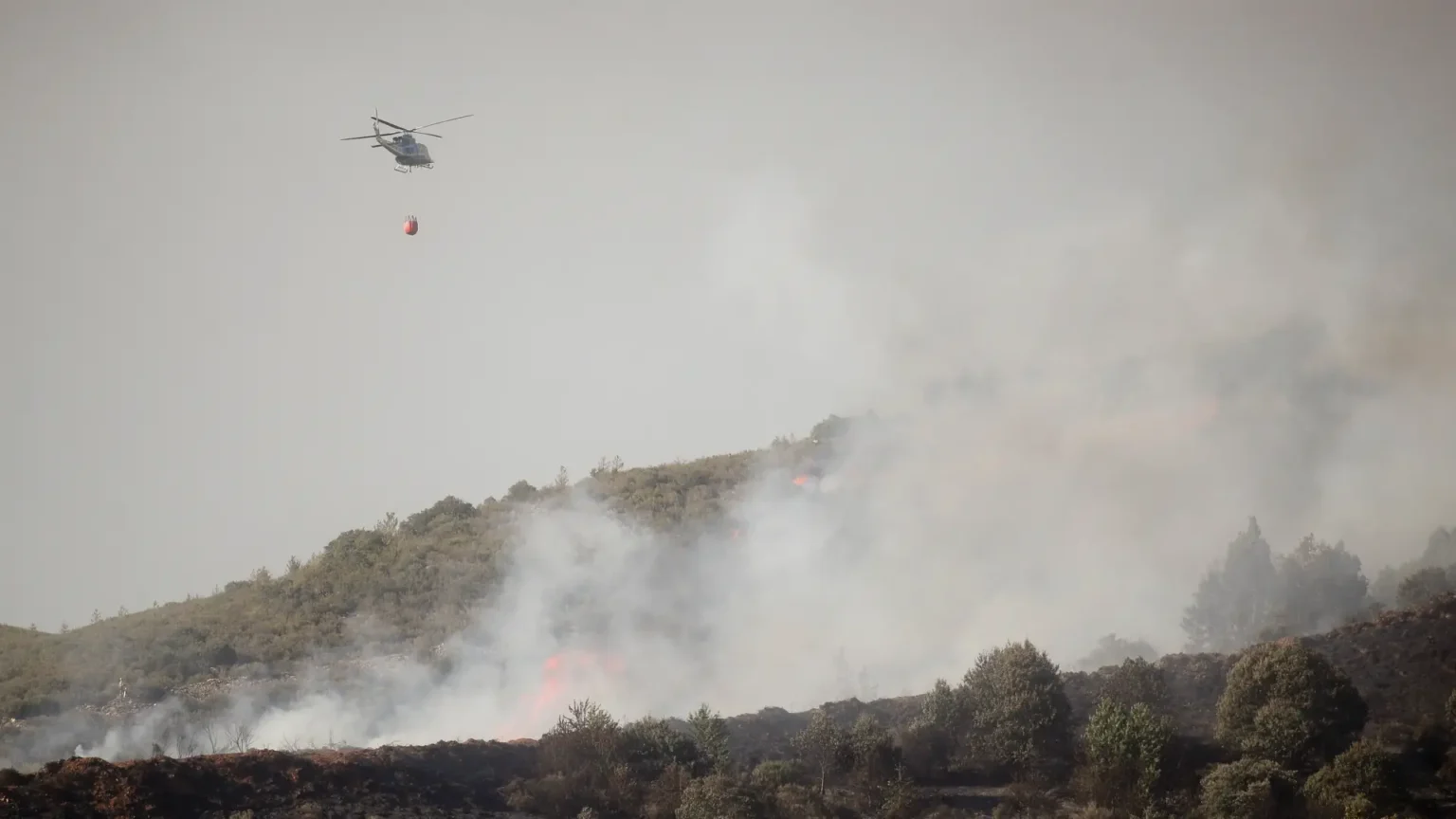 Viento complica combate al incendio de Villafranca del Bierzo mientras mejora situación en Castellón Viento complica combate al incendio de Villafranca del Bierzo mientras mejora situación en Castellón