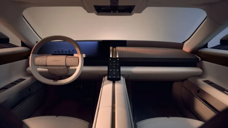 Jaguar revela el interior del Type 01 con tecnología oculta y cabina de cuatro plazas individuales