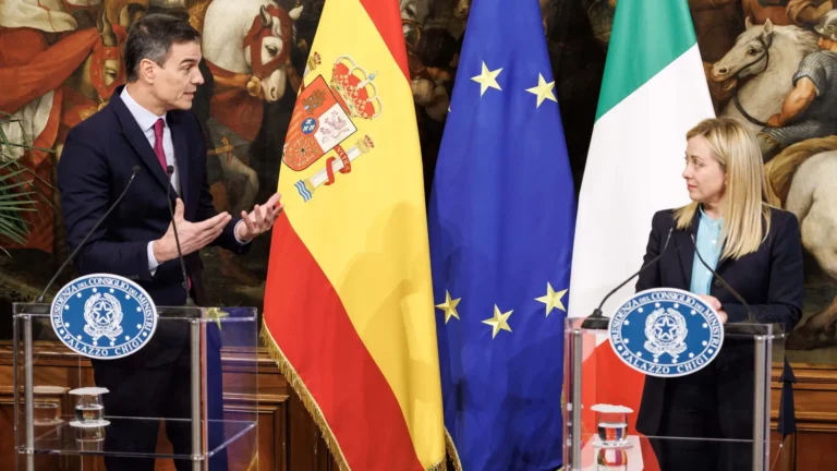Italia mantiene controles a pasajeros desde España y exige que asuma responsabilidades por regularización de migrantes