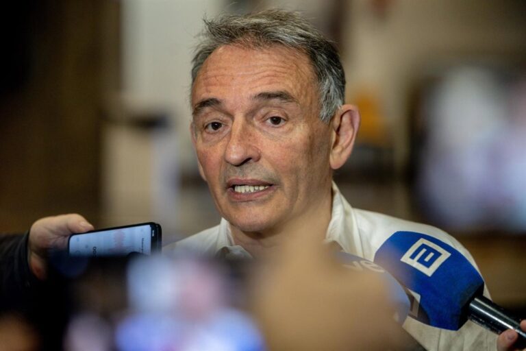 Izquierda Unida reprocha al Gobierno falta de presencia permanente en Ceuta y exige traslado de migrantes a la península Izquierda Unida reprocha al Gobierno falta de presencia permanente en Ceuta y exige traslado de migrantes a la península