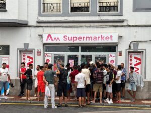Largas filas de migrantes se formaron en supermercados de Ceuta Largas filas de migrantes se formaron en supermercados de Ceuta
