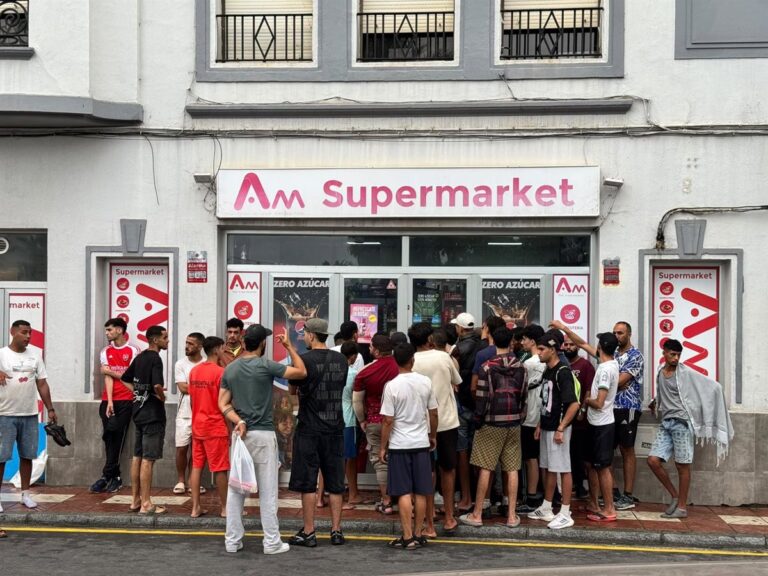 Largas filas de migrantes se formaron en supermercados de Ceuta Largas filas de migrantes se formaron en supermercados de Ceuta