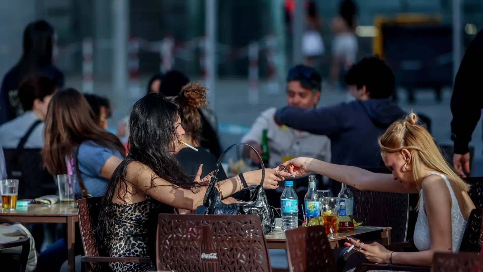 Sector hostelero español advierte pérdida de 300 mil empleos por ley antitabaco en terrazas Sector hostelero español advierte pérdida de 300 mil empleos por ley antitabaco en terrazas
