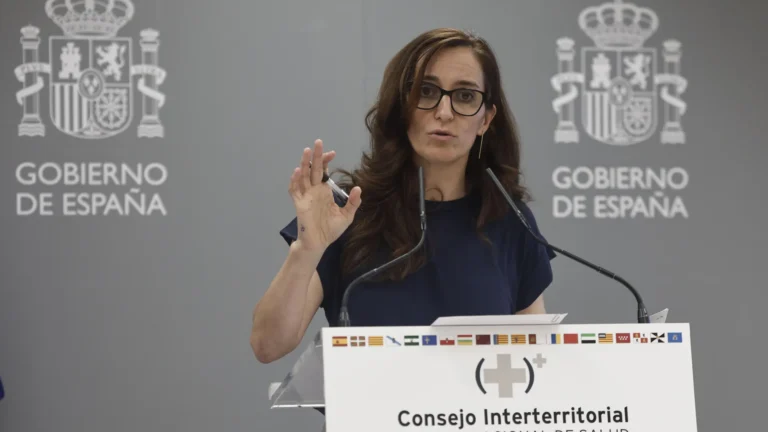 Mónica García descarta confinar a migrantes en Ceuta y califica la propuesta de Feijóo como contraproducente Mónica García descarta confinar a migrantes en Ceuta y califica la propuesta de Feijóo como contraproducente