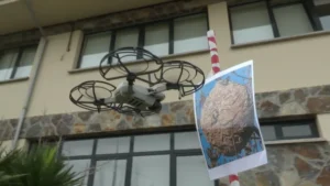 Niños de Sariego aprenden a programar drones para combatir la avispa velutina Niños de Sariego aprenden a programar drones para combatir la avispa velutina