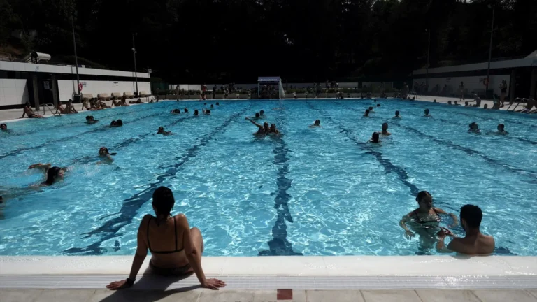 Qué se puede y qué no se puede hacer en las piscinas municipales de España: topless, comida y otras normas poco conocidas Qué se puede y qué no se puede hacer en las piscinas municipales de España: topless, comida y otras normas poco conocidas