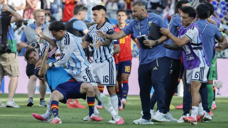 Paredes rompe el silencio sobre su sanción de 10 partidos y compara con el castigo a Gavi Paredes rompe el silencio sobre su sanción de 10 partidos y compara con el castigo a Gavi