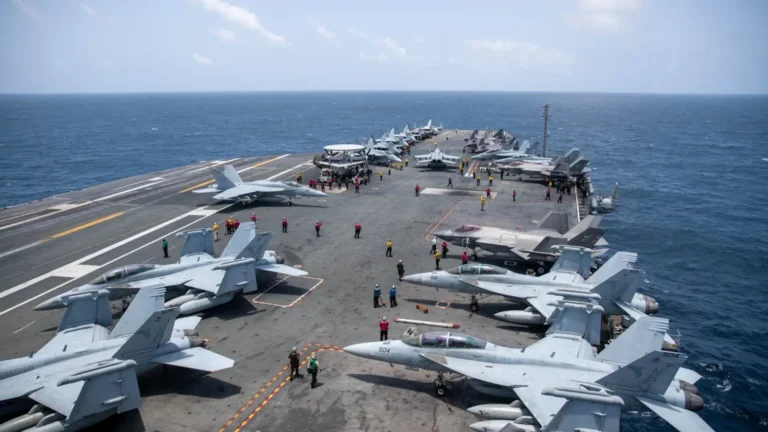 Estados Unidos envía el portaaviones George Washington a Oriente Medio para relevar al Abraham Lincoln tras nueve meses en zona de conflicto Estados Unidos envía el portaaviones George Washington a Oriente Medio para relevar al Abraham Lincoln tras nueve meses en zona de conflicto