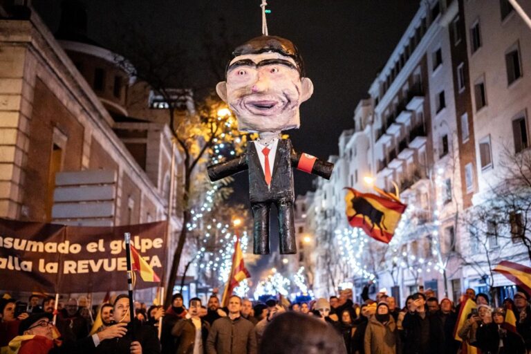 PSOE solicita investigación sobre posible vínculo de Vox con concentración en Ferraz donde se apaleó muñeco de Sánchez PSOE solicita investigación sobre posible vínculo de Vox con concentración en Ferraz donde se apaleó muñeco de Sánchez